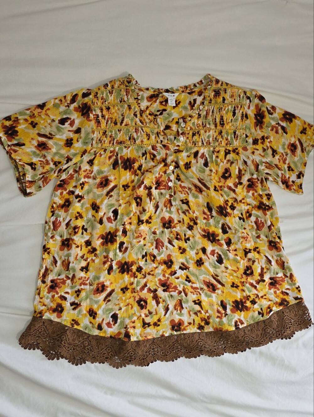 intro. Yellow Floral Short-Sleeve Button Blouse with Brown Lace Hem